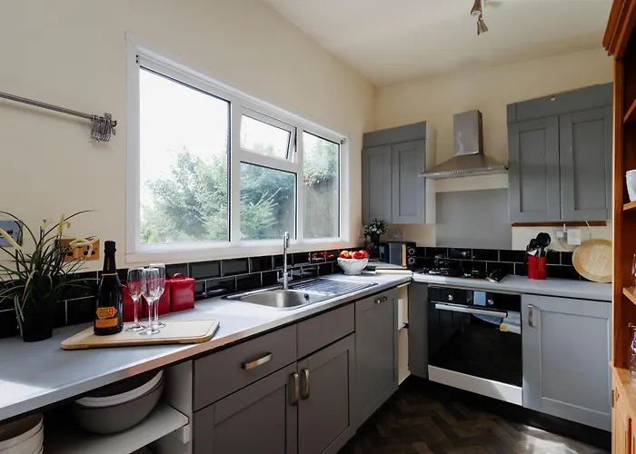 The Pine Including Games Room, Camp Fire & Hot Tub